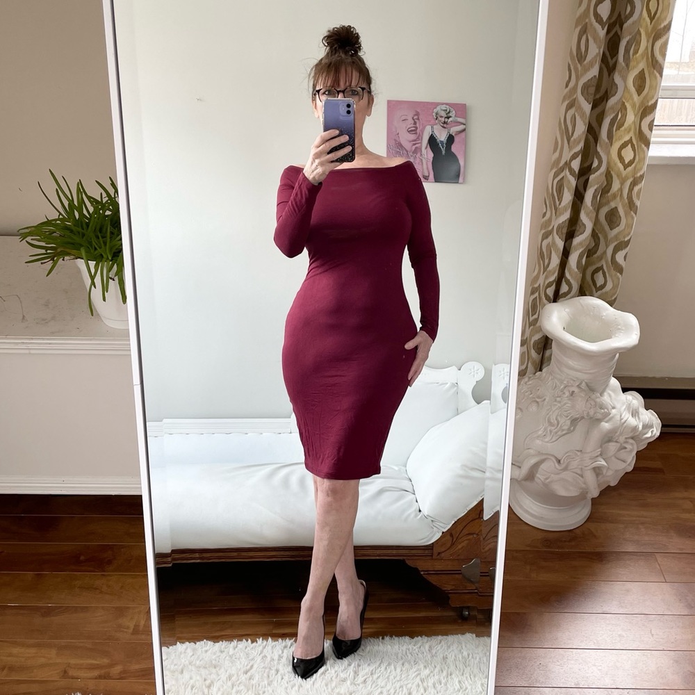 PATTYBOUTIK LONG SLEEVE BURGUNDY BOAT NECK DRESS STRETCH KNIT FORM FIT